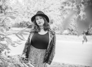 Artı, güzel bir Amerikan ya da Asyalı gibi giyinmiş şık bir kadın, hayatın tadını çıkarıyor, dışarıda yürüyor. İnsanların hayatı XI boyutunda, mutlu, güzel, güzel bir kadın. Kilolu kadın kavramı, diğer güzellikler