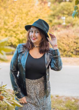 Artı, güzel bir Amerikan ya da Asyalı gibi giyinmiş şık bir kadın, hayatın tadını çıkarıyor, dışarıda yürüyor. İnsanların hayatı XI boyutunda, mutlu, güzel, güzel bir kadın. Kilolu kadın kavramı, diğer güzellikler