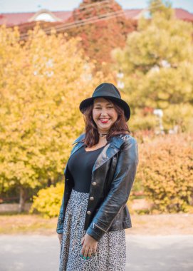 Artı, güzel bir Amerikan ya da Asyalı gibi giyinmiş şık bir kadın, hayatın tadını çıkarıyor, dışarıda yürüyor. İnsanların hayatı XI boyutunda, mutlu, güzel, güzel bir kadın. Kilolu kadın kavramı, diğer güzellikler