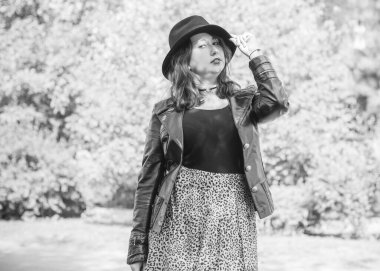 Artı, güzel bir Amerikan ya da Asyalı gibi giyinmiş şık bir kadın, hayatın tadını çıkarıyor, dışarıda yürüyor. İnsanların hayatı XI boyutunda, mutlu, güzel, güzel bir kadın. Kilolu kadın kavramı, diğer güzellikler