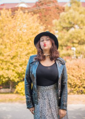 Artı, güzel bir Amerikan ya da Asyalı gibi giyinmiş şık bir kadın, hayatın tadını çıkarıyor, dışarıda yürüyor. İnsanların hayatı XI boyutunda, mutlu, güzel, güzel bir kadın. Kilolu kadın kavramı, diğer güzellikler