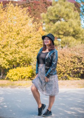 Artı, güzel bir Amerikan ya da Asyalı gibi giyinmiş şık bir kadın, hayatın tadını çıkarıyor, dışarıda yürüyor. İnsanların hayatı XI boyutunda, mutlu, güzel, güzel bir kadın. Kilolu kadın kavramı, diğer güzellikler