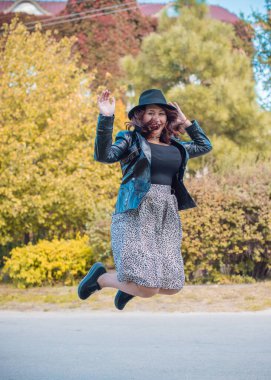 Artı, güzel bir Amerikan ya da Asyalı gibi giyinmiş şık bir kadın, hayatın tadını çıkarıyor, dışarıda yürüyor. İnsanların hayatı XI boyutunda, mutlu, güzel, güzel bir kadın. Kilolu kadın kavramı, diğer güzellikler