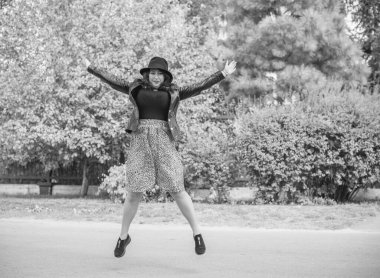 Artı, güzel bir Amerikan ya da Asyalı gibi giyinmiş şık bir kadın, hayatın tadını çıkarıyor, dışarıda yürüyor. İnsanların hayatı XI boyutunda, mutlu, güzel, güzel bir kadın. Kilolu kadın kavramı, diğer güzellikler