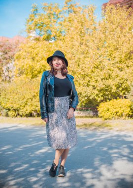 Artı, güzel bir Amerikan ya da Asyalı gibi giyinmiş şık bir kadın, hayatın tadını çıkarıyor, dışarıda yürüyor. İnsanların hayatı XI boyutunda, mutlu, güzel, güzel bir kadın. Kilolu kadın kavramı, diğer güzellikler