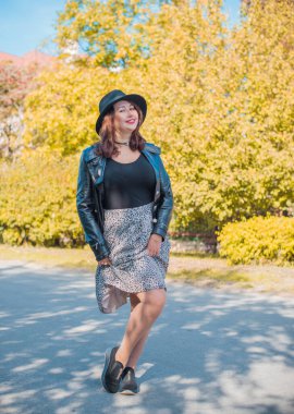 Artı, güzel bir Amerikan ya da Asyalı gibi giyinmiş şık bir kadın, hayatın tadını çıkarıyor, dışarıda yürüyor. İnsanların hayatı XI boyutunda, mutlu, güzel, güzel bir kadın. Kilolu kadın kavramı, diğer güzellikler