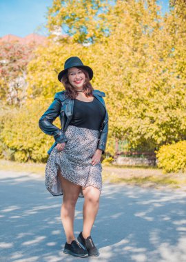 Artı, güzel bir Amerikan ya da Asyalı gibi giyinmiş şık bir kadın, hayatın tadını çıkarıyor, dışarıda yürüyor. İnsanların hayatı XI boyutunda, mutlu, güzel, güzel bir kadın. Kilolu kadın kavramı, diğer güzellikler