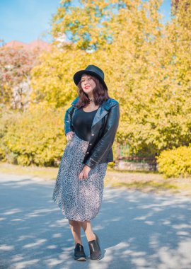 Artı, güzel bir Amerikan ya da Asyalı gibi giyinmiş şık bir kadın, hayatın tadını çıkarıyor, dışarıda yürüyor. İnsanların hayatı XI boyutunda, mutlu, güzel, güzel bir kadın. Kilolu kadın kavramı, diğer güzellikler