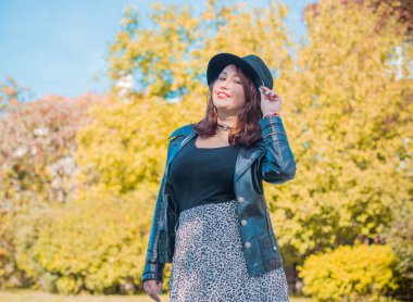 Artı, güzel bir Amerikan ya da Asyalı gibi giyinmiş şık bir kadın, hayatın tadını çıkarıyor, dışarıda yürüyor. İnsanların hayatı XI boyutunda, mutlu, güzel, güzel bir kadın. Kilolu kadın kavramı, diğer güzellikler