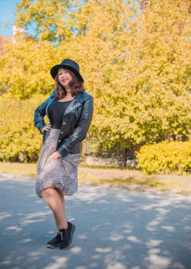 Artı, güzel bir Amerikan ya da Asyalı gibi giyinmiş şık bir kadın, hayatın tadını çıkarıyor, dışarıda yürüyor. İnsanların hayatı XI boyutunda, mutlu, güzel, güzel bir kadın. Kilolu kadın kavramı, diğer güzellikler