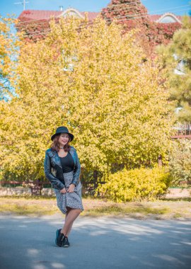 Artı, güzel bir Amerikan ya da Asyalı gibi giyinmiş şık bir kadın, hayatın tadını çıkarıyor, dışarıda yürüyor. İnsanların hayatı XI boyutunda, mutlu, güzel, güzel bir kadın. Kilolu kadın kavramı, diğer güzellikler