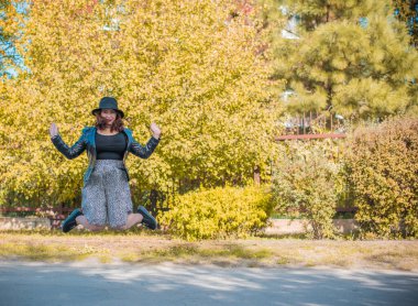 Artı, güzel bir Amerikan ya da Asyalı gibi giyinmiş şık bir kadın, hayatın tadını çıkarıyor, dışarıda yürüyor. İnsanların hayatı XI boyutunda, mutlu, güzel, güzel bir kadın. Kilolu kadın kavramı, diğer güzellikler