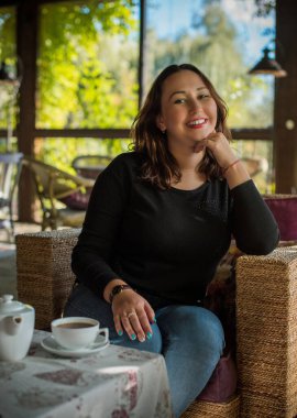 Artı, güzel bir Amerikan ya da Asyalı gibi giyinmiş şık bir kadın, hayatın tadını çıkarıyor, dışarıda yürüyor. İnsanların hayatı XI boyutunda, mutlu, güzel, güzel bir kadın. Kilolu kadın kavramı, diğer güzellikler