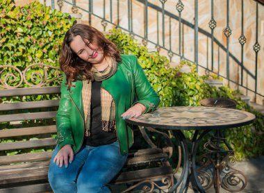 Artı, güzel bir Amerikan ya da Asyalı gibi giyinmiş şık bir kadın, hayatın tadını çıkarıyor, dışarıda yürüyor. İnsanların hayatı XI boyutunda, mutlu, güzel, güzel bir kadın. Kilolu kadın kavramı, diğer güzellikler