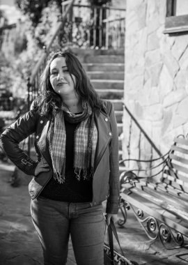 Artı, güzel bir Amerikan ya da Asyalı gibi giyinmiş şık bir kadın, hayatın tadını çıkarıyor, dışarıda yürüyor. İnsanların hayatı XI boyutunda, mutlu, güzel, güzel bir kadın. Kilolu kadın kavramı, diğer güzellikler