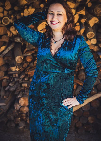 Artı, güzel bir Amerikan ya da Asyalı gibi giyinmiş şık bir kadın, hayatın tadını çıkarıyor, dışarıda yürüyor. İnsanların hayatı XI boyutunda, mutlu, güzel, güzel bir kadın. Kilolu kadın kavramı, diğer güzellikler