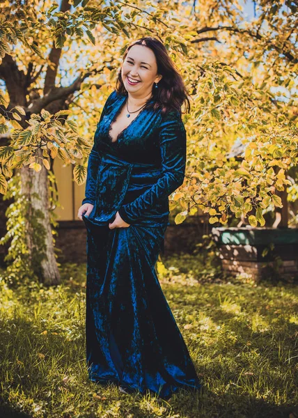 Artı, güzel bir Amerikan ya da Asyalı gibi giyinmiş şık bir kadın, hayatın tadını çıkarıyor, dışarıda yürüyor. İnsanların hayatı XI boyutunda, mutlu, güzel, güzel bir kadın. Kilolu kadın kavramı, diğer güzellikler