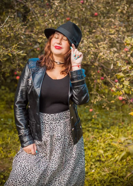 Artı, güzel bir Amerikan ya da Asyalı gibi giyinmiş şık bir kadın, hayatın tadını çıkarıyor, dışarıda yürüyor. İnsanların hayatı XI boyutunda, mutlu, güzel, güzel bir kadın. Kilolu kadın kavramı, diğer güzellikler