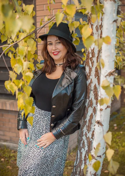 Artı, güzel bir Amerikan ya da Asyalı gibi giyinmiş şık bir kadın, hayatın tadını çıkarıyor, dışarıda yürüyor. İnsanların hayatı XI boyutunda, mutlu, güzel, güzel bir kadın. Kilolu kadın kavramı, diğer güzellikler