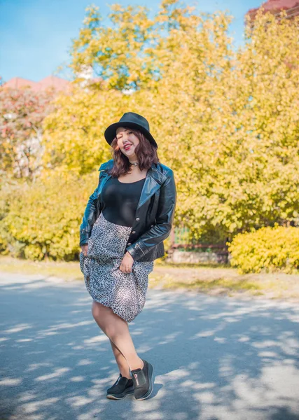 Artı, güzel bir Amerikan ya da Asyalı gibi giyinmiş şık bir kadın, hayatın tadını çıkarıyor, dışarıda yürüyor. İnsanların hayatı XI boyutunda, mutlu, güzel, güzel bir kadın. Kilolu kadın kavramı, diğer güzellikler