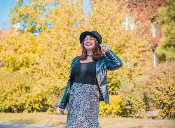 Artı, güzel bir Amerikan ya da Asyalı gibi giyinmiş şık bir kadın, hayatın tadını çıkarıyor, dışarıda yürüyor. İnsanların hayatı XI boyutunda, mutlu, güzel, güzel bir kadın. Kilolu kadın kavramı, diğer güzellikler