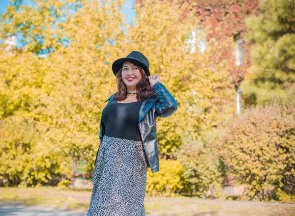 Storlek Trevlig Amerikansk Eller Asiatisk Utseende Fashionabla Kvinna Njuta Livet — Stockfoto
