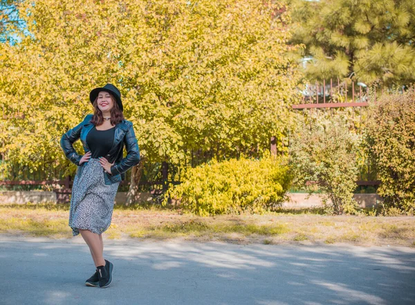 Artı, güzel bir Amerikan ya da Asyalı gibi giyinmiş şık bir kadın, hayatın tadını çıkarıyor, dışarıda yürüyor. İnsanların hayatı XI boyutunda, mutlu, güzel, güzel bir kadın. Kilolu kadın kavramı, diğer güzellikler