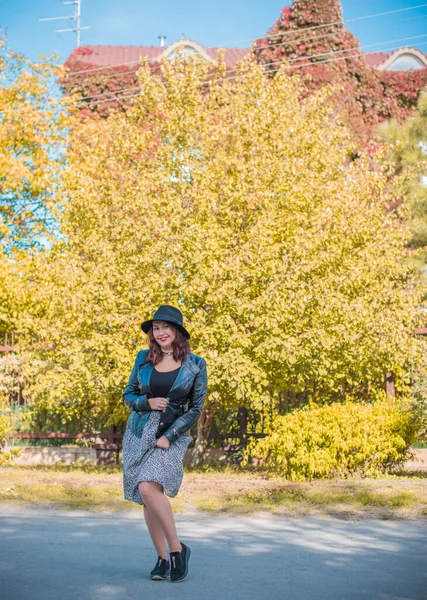 Storlek Trevlig Amerikansk Eller Asiatisk Utseende Fashionabla Kvinna Njuta Livet — Stockfoto
