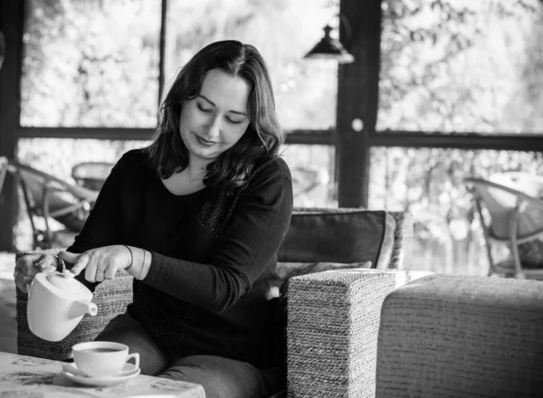 Artı, güzel bir Amerikan ya da Asyalı gibi giyinmiş şık bir kadın, hayatın tadını çıkarıyor, dışarıda yürüyor. İnsanların hayatı XI boyutunda, mutlu, güzel, güzel bir kadın. Kilolu kadın kavramı, diğer güzellikler