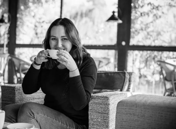 Artı, güzel bir Amerikan ya da Asyalı gibi giyinmiş şık bir kadın, hayatın tadını çıkarıyor, dışarıda yürüyor. İnsanların hayatı XI boyutunda, mutlu, güzel, güzel bir kadın. Kilolu kadın kavramı, diğer güzellikler