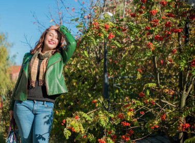 Artı, güzel bir Amerikan ya da Asyalı gibi giyinmiş şık bir kadın, hayatın tadını çıkarıyor, dışarıda yürüyor. İnsanların hayatı XI boyutunda, mutlu, güzel, güzel bir kadın. Kilolu kadın kavramı, diğer güzellikler