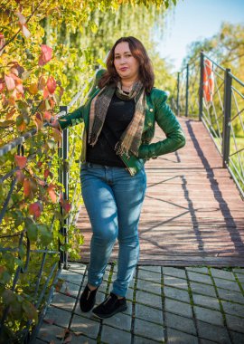 Artı, güzel bir Amerikan ya da Asyalı gibi giyinmiş şık bir kadın, hayatın tadını çıkarıyor, dışarıda yürüyor. İnsanların hayatı XI boyutunda, mutlu, güzel, güzel bir kadın. Kilolu kadın kavramı, diğer güzellikler