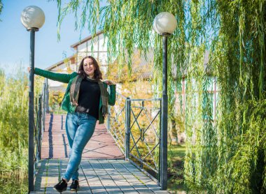 Artı, güzel bir Amerikan ya da Asyalı gibi giyinmiş şık bir kadın, hayatın tadını çıkarıyor, dışarıda yürüyor. İnsanların hayatı XI boyutunda, mutlu, güzel, güzel bir kadın. Kilolu kadın kavramı, diğer güzellikler