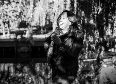 Artı, güzel bir Amerikan ya da Asyalı gibi giyinmiş şık bir kadın, hayatın tadını çıkarıyor, dışarıda yürüyor. İnsanların hayatı XI boyutunda, mutlu, güzel, güzel bir kadın. Kilolu kadın kavramı, diğer güzellikler