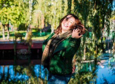 Artı, güzel bir Amerikan ya da Asyalı gibi giyinmiş şık bir kadın, hayatın tadını çıkarıyor, dışarıda yürüyor. İnsanların hayatı XI boyutunda, mutlu, güzel, güzel bir kadın. Kilolu kadın kavramı, diğer güzellikler