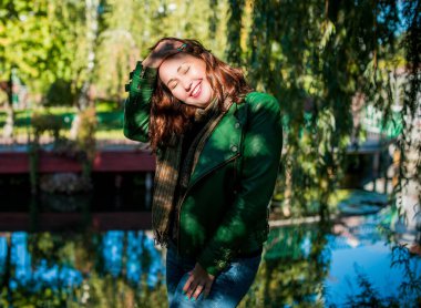 Artı, güzel bir Amerikan ya da Asyalı gibi giyinmiş şık bir kadın, hayatın tadını çıkarıyor, dışarıda yürüyor. İnsanların hayatı XI boyutunda, mutlu, güzel, güzel bir kadın. Kilolu kadın kavramı, diğer güzellikler