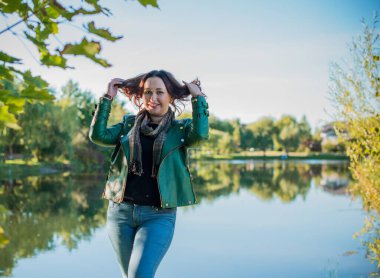 Artı, güzel bir Amerikan ya da Asyalı gibi giyinmiş şık bir kadın, hayatın tadını çıkarıyor, dışarıda yürüyor. İnsanların hayatı XI boyutunda, mutlu, güzel, güzel bir kadın. Kilolu kadın kavramı, diğer güzellikler