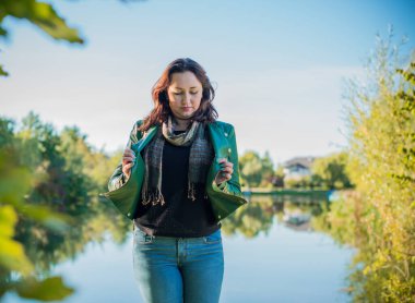 Artı, güzel bir Amerikan ya da Asyalı gibi giyinmiş şık bir kadın, hayatın tadını çıkarıyor, dışarıda yürüyor. İnsanların hayatı XI boyutunda, mutlu, güzel, güzel bir kadın. Kilolu kadın kavramı, diğer güzellikler