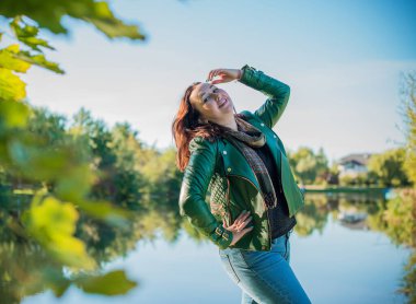 Artı, güzel bir Amerikan ya da Asyalı gibi giyinmiş şık bir kadın, hayatın tadını çıkarıyor, dışarıda yürüyor. İnsanların hayatı XI boyutunda, mutlu, güzel, güzel bir kadın. Kilolu kadın kavramı, diğer güzellikler