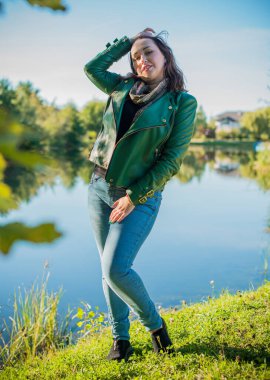 Artı, güzel bir Amerikan ya da Asyalı gibi giyinmiş şık bir kadın, hayatın tadını çıkarıyor, dışarıda yürüyor. İnsanların hayatı XI boyutunda, mutlu, güzel, güzel bir kadın. Kilolu kadın kavramı, diğer güzellikler