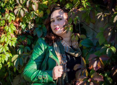 Artı, güzel bir Amerikan ya da Asyalı gibi giyinmiş şık bir kadın, hayatın tadını çıkarıyor, dışarıda yürüyor. İnsanların hayatı XI boyutunda, mutlu, güzel, güzel bir kadın. Kilolu kadın kavramı, diğer güzellikler