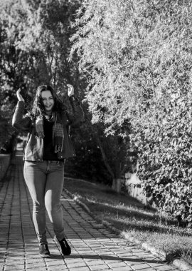 Artı, güzel bir Amerikan ya da Asyalı gibi giyinmiş şık bir kadın, hayatın tadını çıkarıyor, dışarıda yürüyor. İnsanların hayatı XI boyutunda, mutlu, güzel, güzel bir kadın. Kilolu kadın kavramı, diğer güzellikler