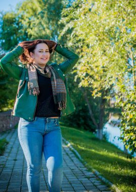 Artı, güzel bir Amerikan ya da Asyalı gibi giyinmiş şık bir kadın, hayatın tadını çıkarıyor, dışarıda yürüyor. İnsanların hayatı XI boyutunda, mutlu, güzel, güzel bir kadın. Kilolu kadın kavramı, diğer güzellikler