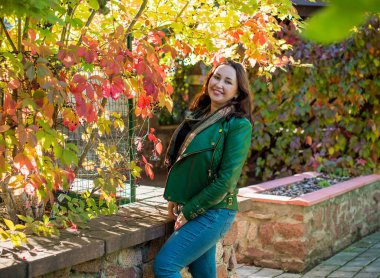 Artı, güzel bir Amerikan ya da Asyalı gibi giyinmiş şık bir kadın, hayatın tadını çıkarıyor, dışarıda yürüyor. İnsanların hayatı XI boyutunda, mutlu, güzel, güzel bir kadın. Kilolu kadın kavramı, diğer güzellikler