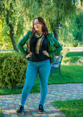 Artı, güzel bir Amerikan ya da Asyalı gibi giyinmiş şık bir kadın, hayatın tadını çıkarıyor, dışarıda yürüyor. İnsanların hayatı XI boyutunda, mutlu, güzel, güzel bir kadın. Kilolu kadın kavramı, diğer güzellikler