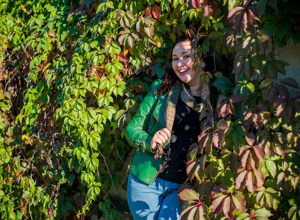 Artı, güzel bir Amerikan ya da Asyalı gibi giyinmiş şık bir kadın, hayatın tadını çıkarıyor, dışarıda yürüyor. İnsanların hayatı XI boyutunda, mutlu, güzel, güzel bir kadın. Kilolu kadın kavramı, diğer güzellikler