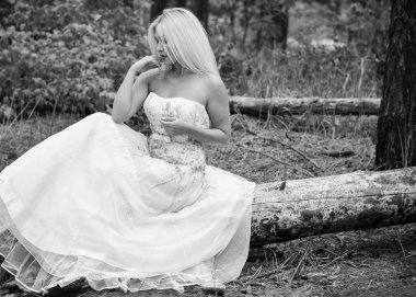 Ormanda beyaz elbiseli romantik bir gelin. Düğün konsepti kırsal bir tarzda. Gelinin güzelliği orman ve doğa, düğün modası ve giysi unsurlarıyla bir arada.