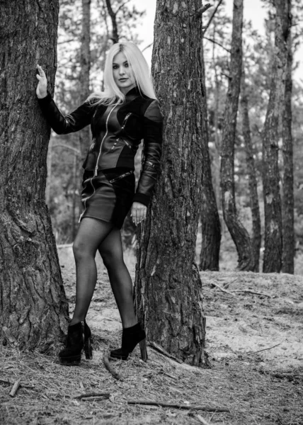 Mladá Sexy Žena Lese Oblečena Kožené Bundě Sukně Demonstruje Sebe — Stock fotografie