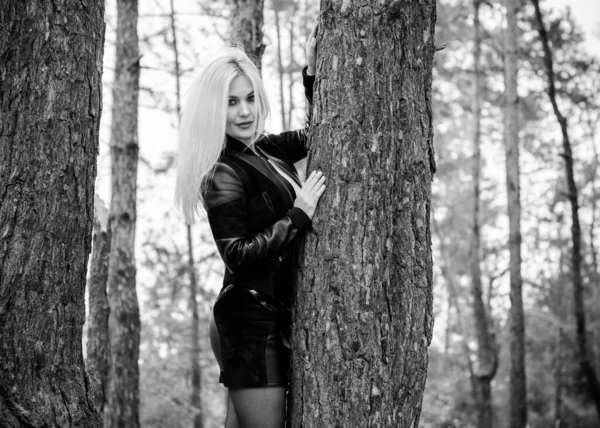 Молодая Сексуальная Женщина Лесу Одета Кожаную Куртку Юбка Демонстрирует Себя — стоковое фото