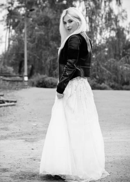 Romantyczna Delikatna Panna Młoda Białej Sukience Lesie Koncepcja Ślubu Stylu — Zdjęcie stockowe